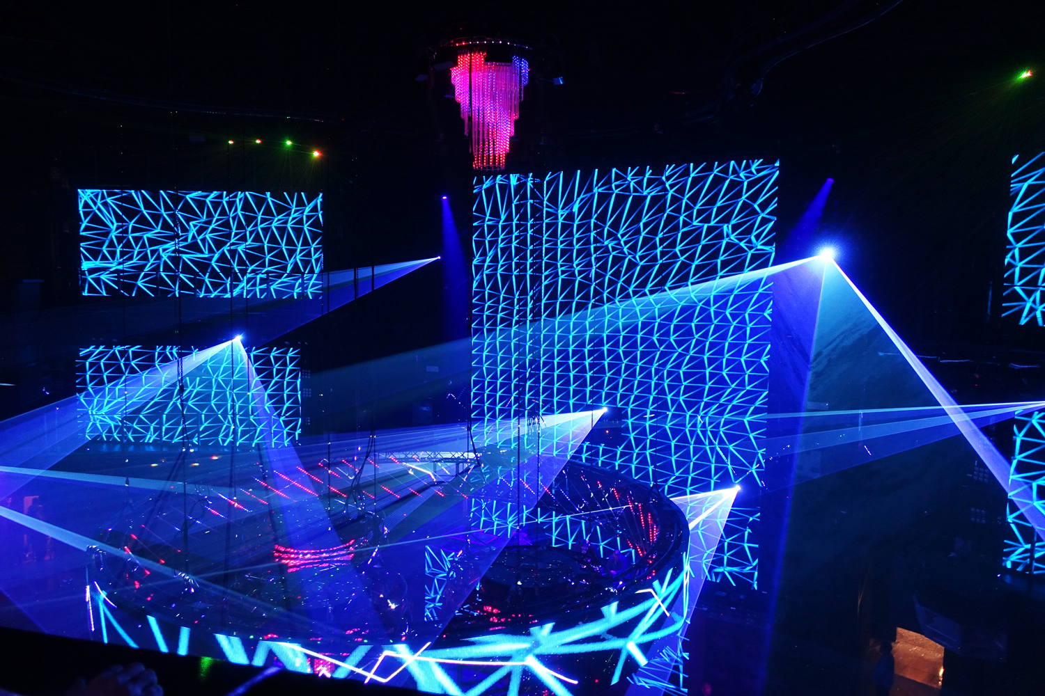 Cove Manilla Festival Event Lighting Light Show LED Spot Lights with LED Screens and Curved LED Screens